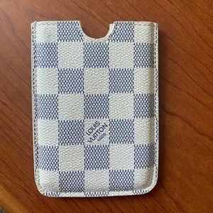 LV card holder, still in very good condition, serial code shown in photos.